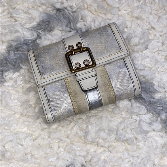 Silver coach buckle Wallet - Picture 1 of 4